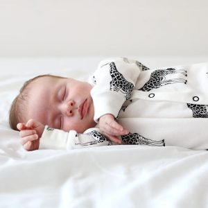 Fred & Noah Giraffe print cotton sleepsuit